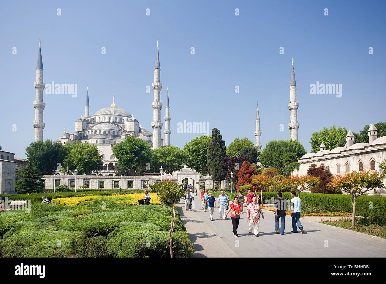 La Turchia Giugno 2008 Istanbul city Moschea Blu Sultan Ahmed Mosque parco giardino verde minareti Islam persone Foto Stock