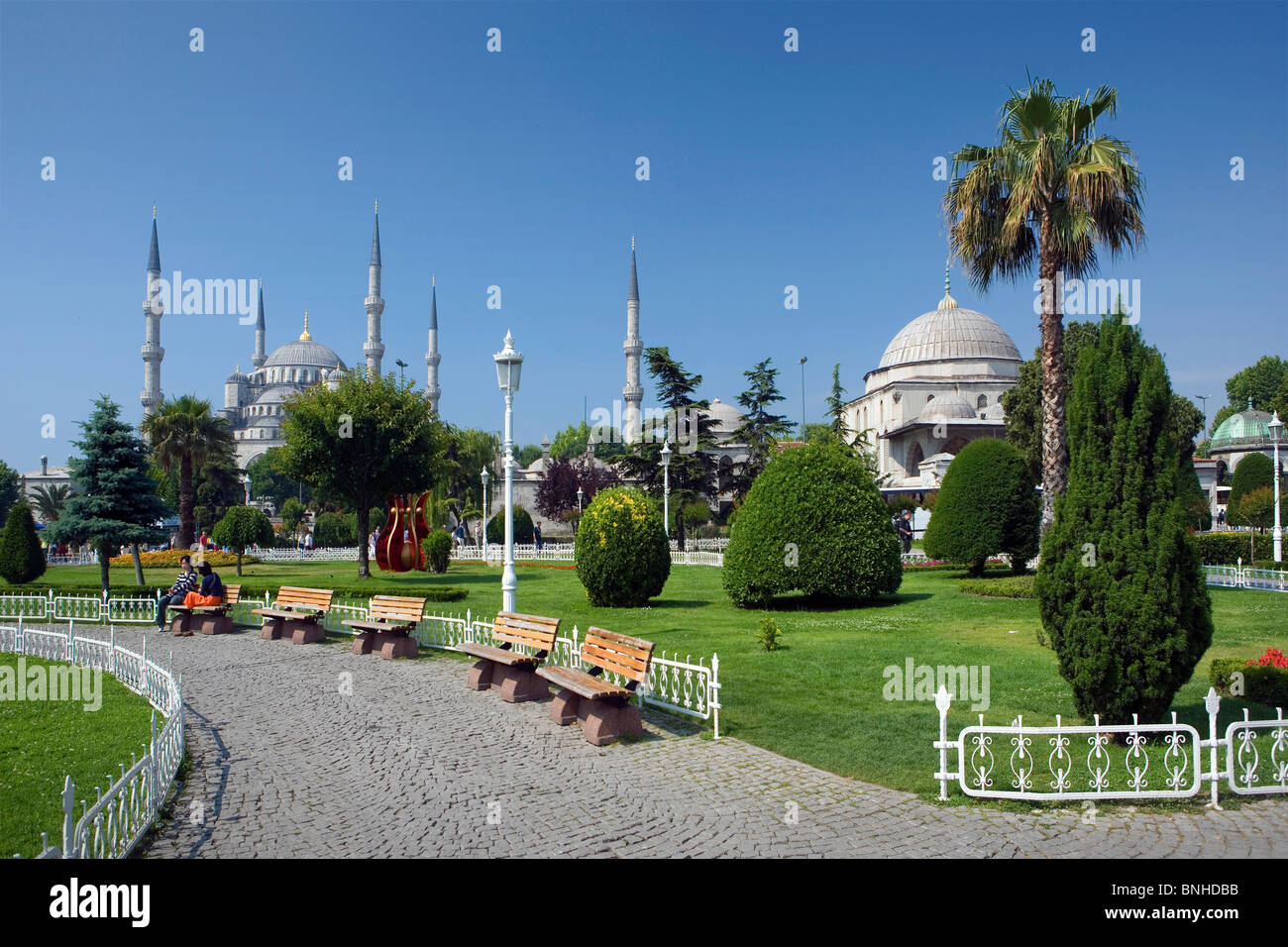 La Turchia Giugno 2008 Istanbul city Moschea Blu Sultan Ahmed Mosque parco giardino verde minareti Islam Foto Stock