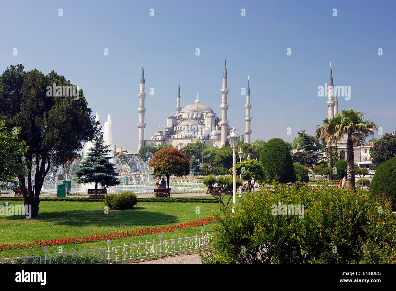 La Turchia Giugno 2008 Istanbul city Moschea Blu Sultan Ahmed Mosque parco giardino verde minareti Islam Foto Stock
