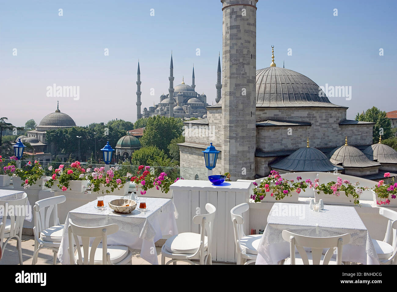 La Turchia Giugno 2008 Istanbul city Firuz Aga Moschea Moschea Blu Sultan Ahmed minareto della moschea minareti Islam Terrazza tabelle di fiori Foto Stock