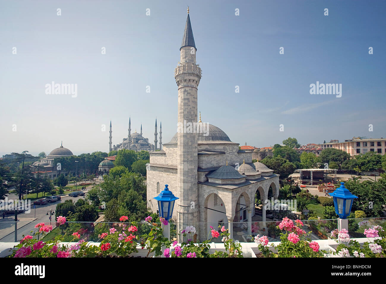 La Turchia Giugno 2008 Istanbul city Firuz Aga Moschea Moschea Blu Sultan Ahmed minareto della moschea minareti Islam Terrazza Fiori Foto Stock