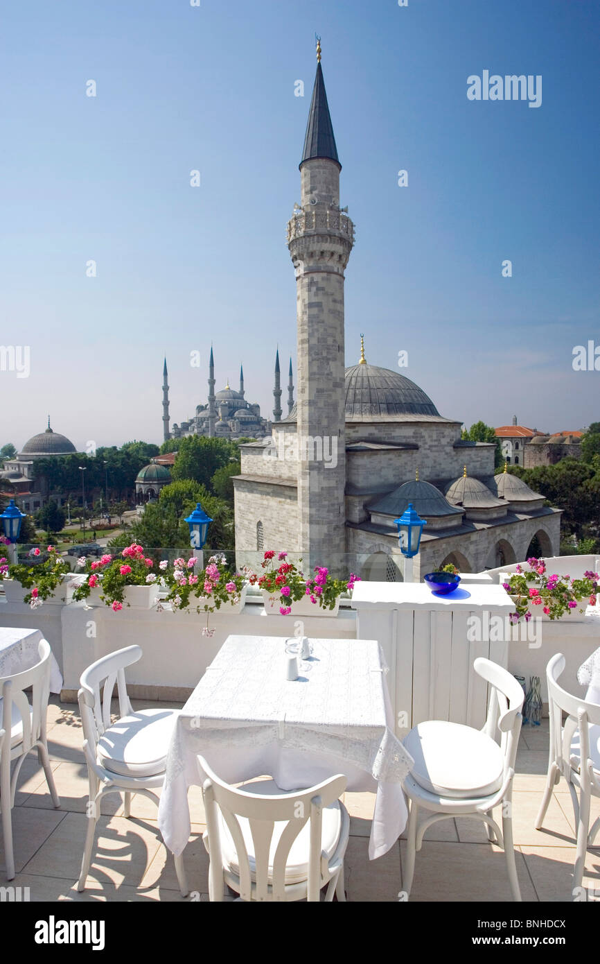 La Turchia Giugno 2008 Istanbul city Firuz Aga Moschea Moschea Blu Sultan Ahmed minareto della moschea minareti Islam Terrazza tabelle di fiori Foto Stock