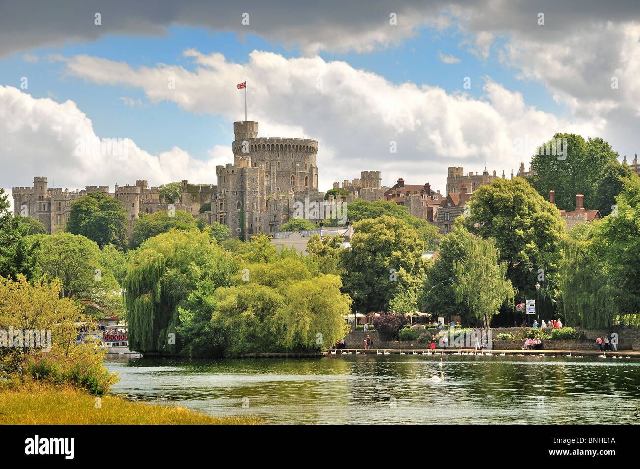 Castello di Windsor con il Tamigi in primo piano in un giorno di sole estati Berkshire Inghilterra Regno Unito Foto Stock
