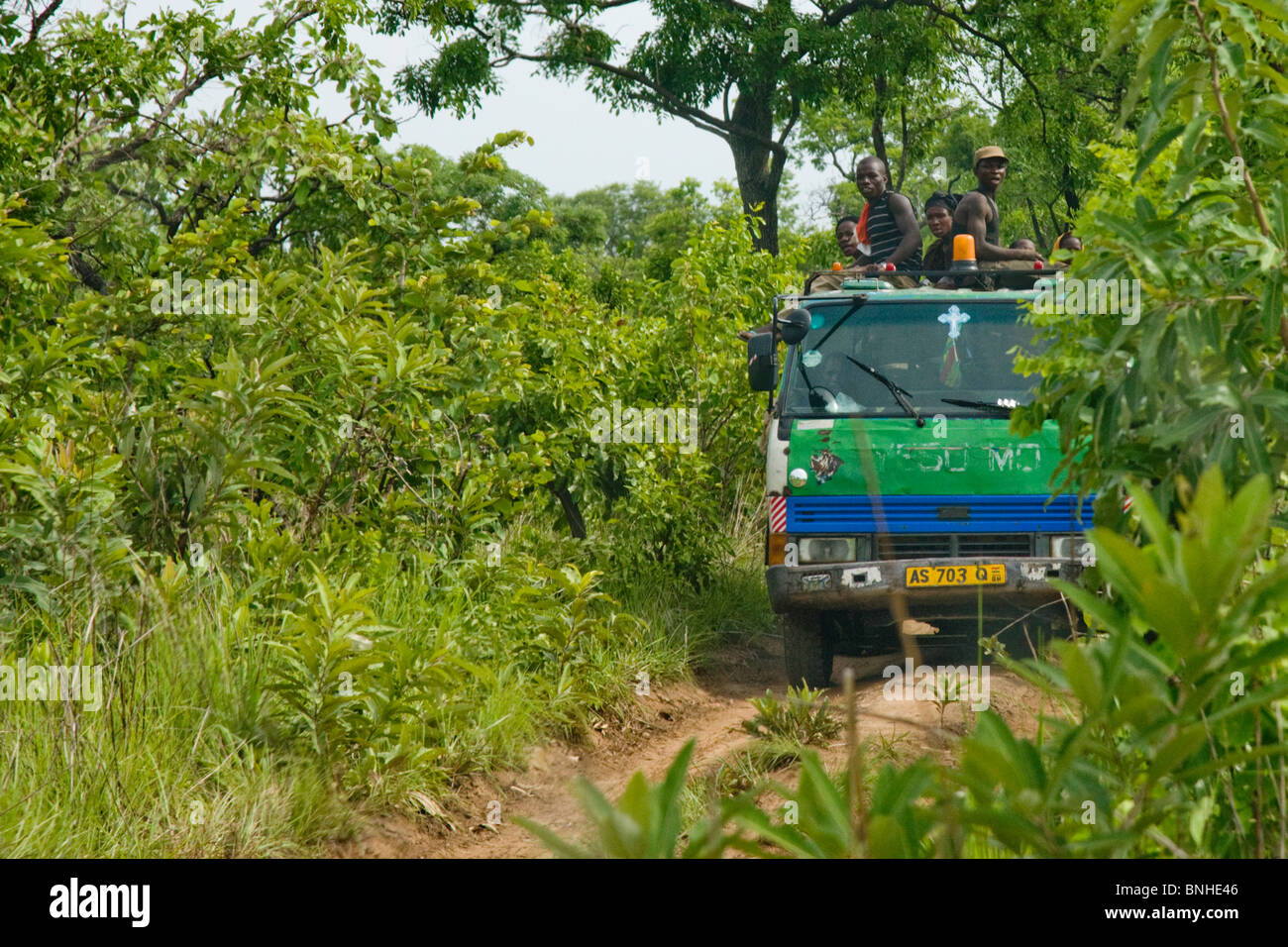 Gli agricoltori itineranti, spostandosi in una nuova posizione nel triangolo Gonja, distretto di Damango, Ghana. Foto Stock