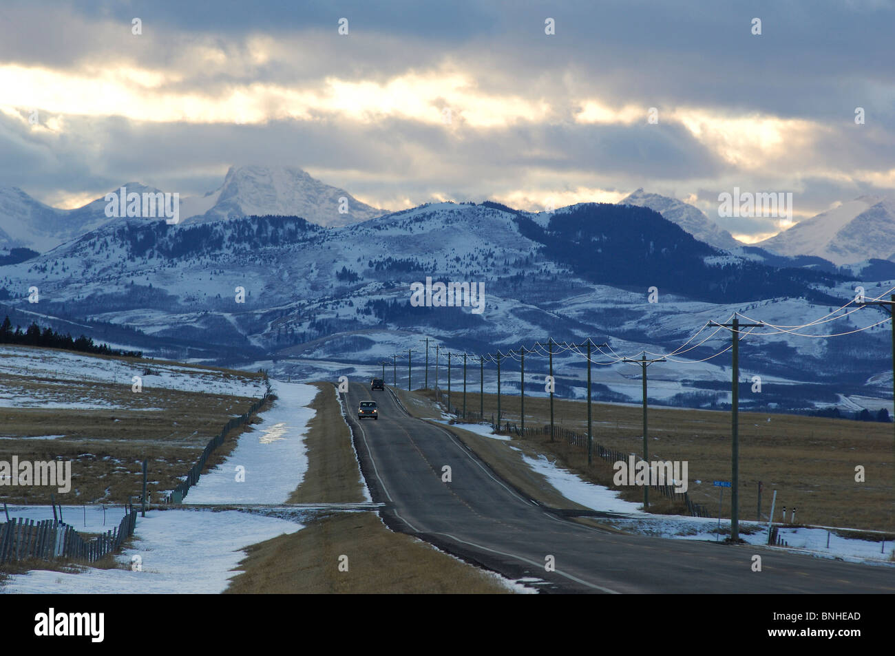 Canada Lethbridge Alberta Montagne Rocciose inverno vicino torrente del rullo di estrazione campi Campo di Agricoltura Agricoltura neve paesaggio paesaggio Foto Stock