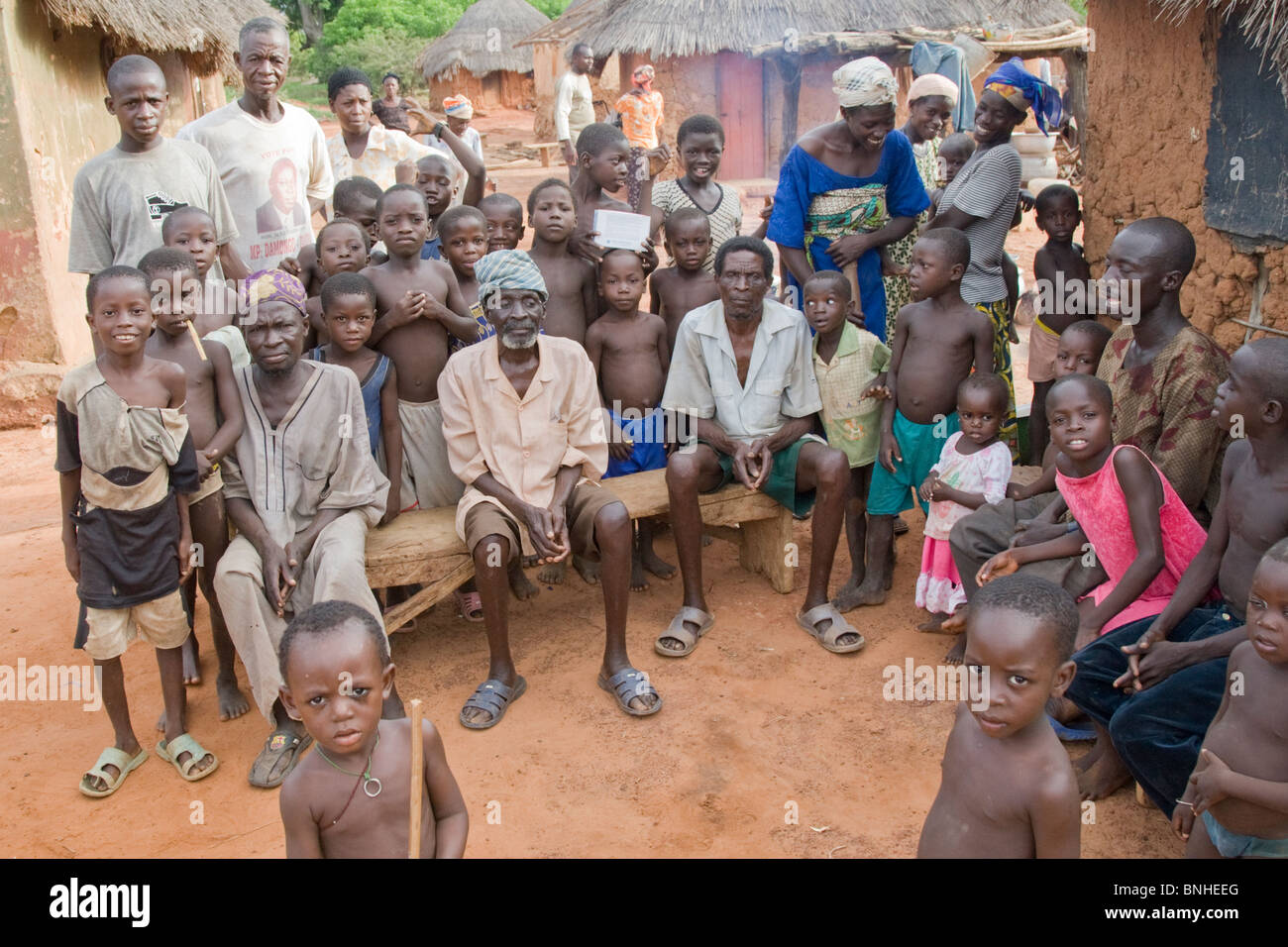 Il capo e la gente di Bouchipe, un villaggio nel triangolo Gonja, distretto di Damango, Ghana. Foto Stock