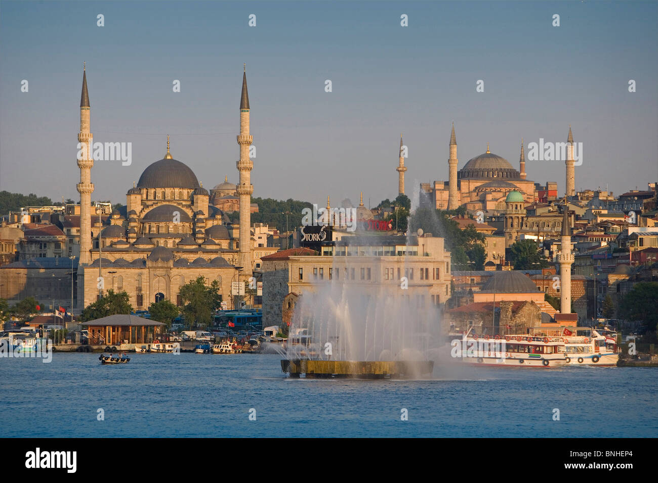 La Turchia Giugno 2008 Istanbul City Golden Horn moschee costa Fontana Vedi Foto Stock