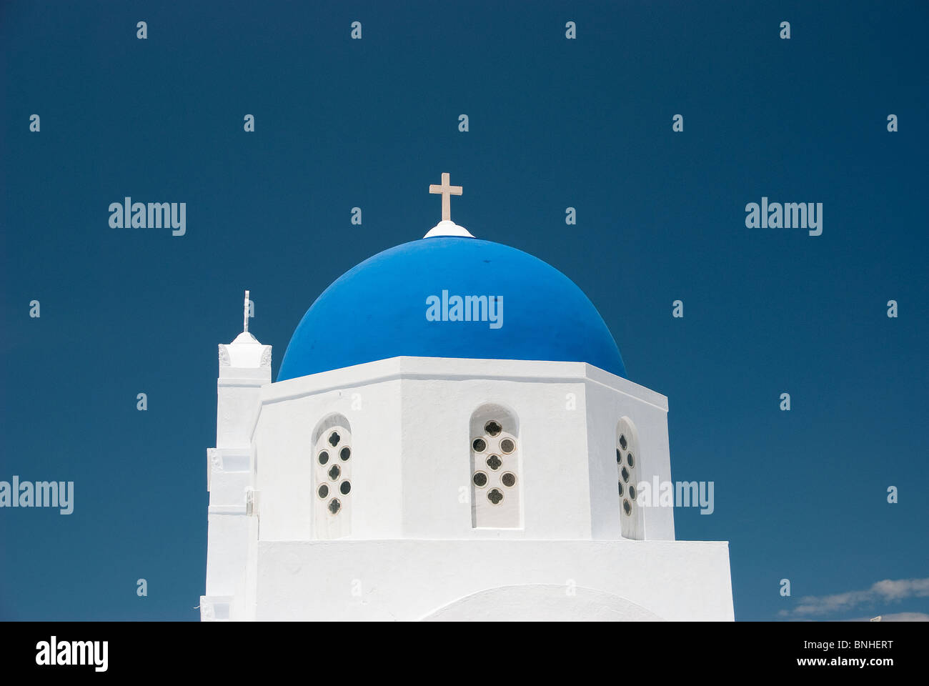 A cupola blu chiesa in Pirgalos Santorini Foto Stock