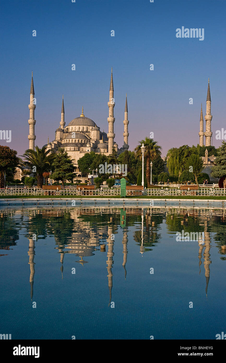 La Turchia Giugno 2008 Istanbul city Moschea Blu Sultan Ahmed Mosque acqua di stagno riflessione Islam minareti park Foto Stock