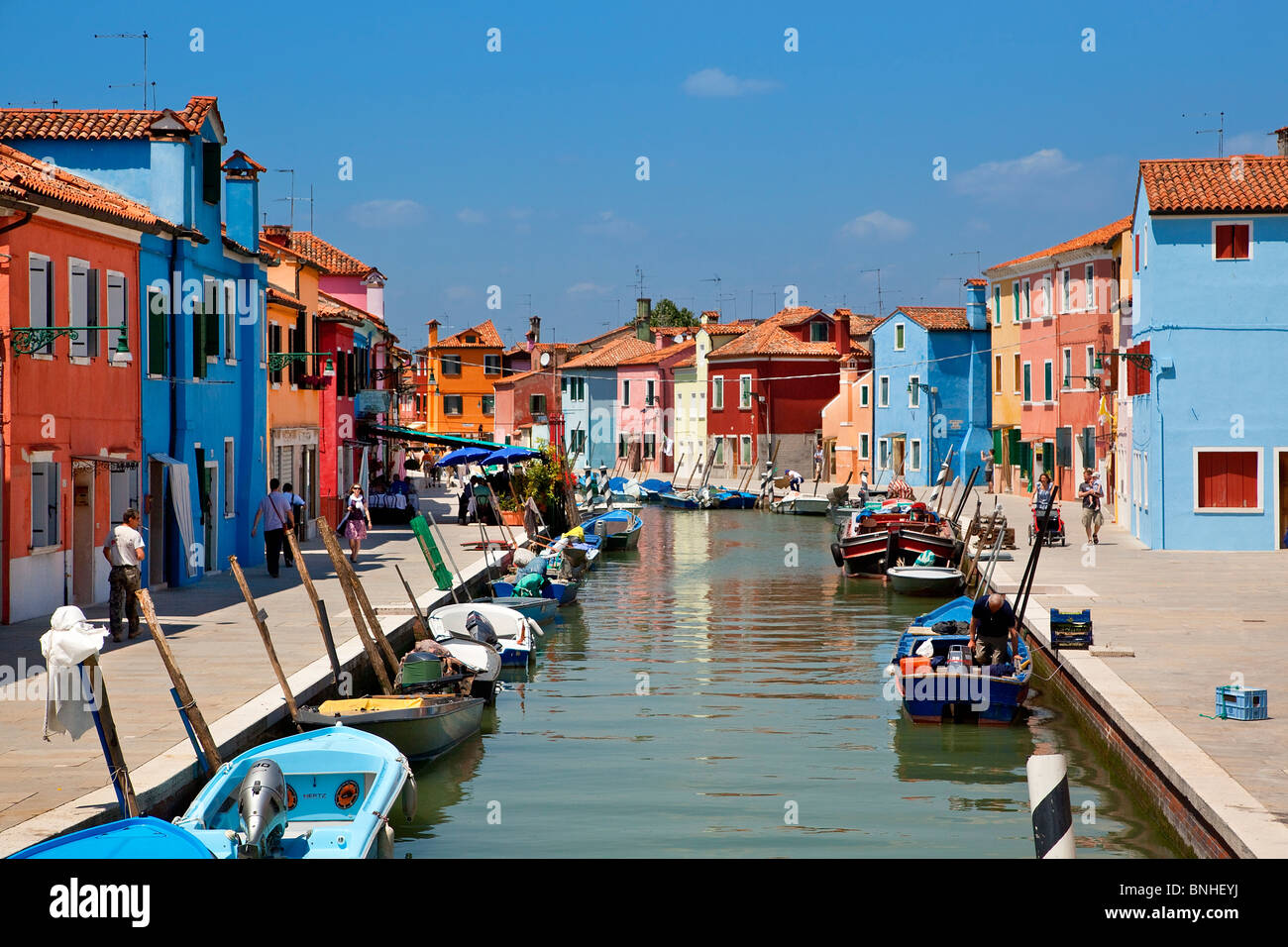 L'Europa, Italia, Venezia, Venezia, elencato come patrimonio mondiale dall' UNESCO, Burano e barche colorate e case sul canale di rivestimento Foto Stock