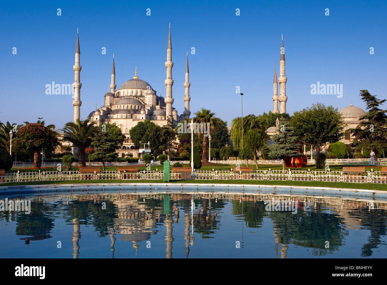 La Turchia Giugno 2008 Istanbul city Moschea Blu Sultan Ahmed Mosque acqua di stagno riflessione Islam minareti park Foto Stock