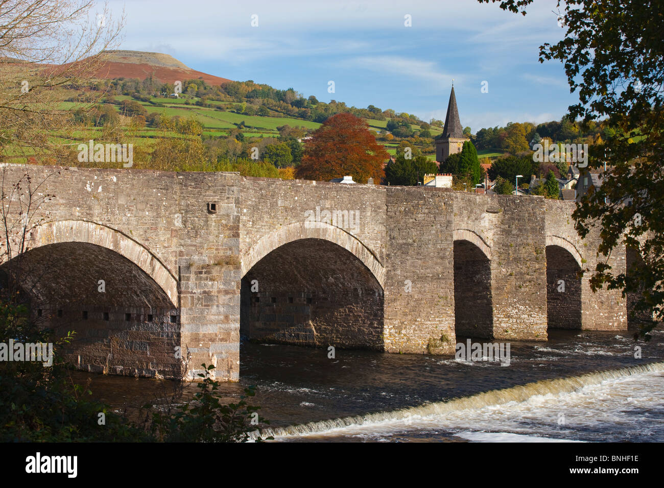 Ponte sul fiume Usk a Crickhowell Powys Galles Foto Stock