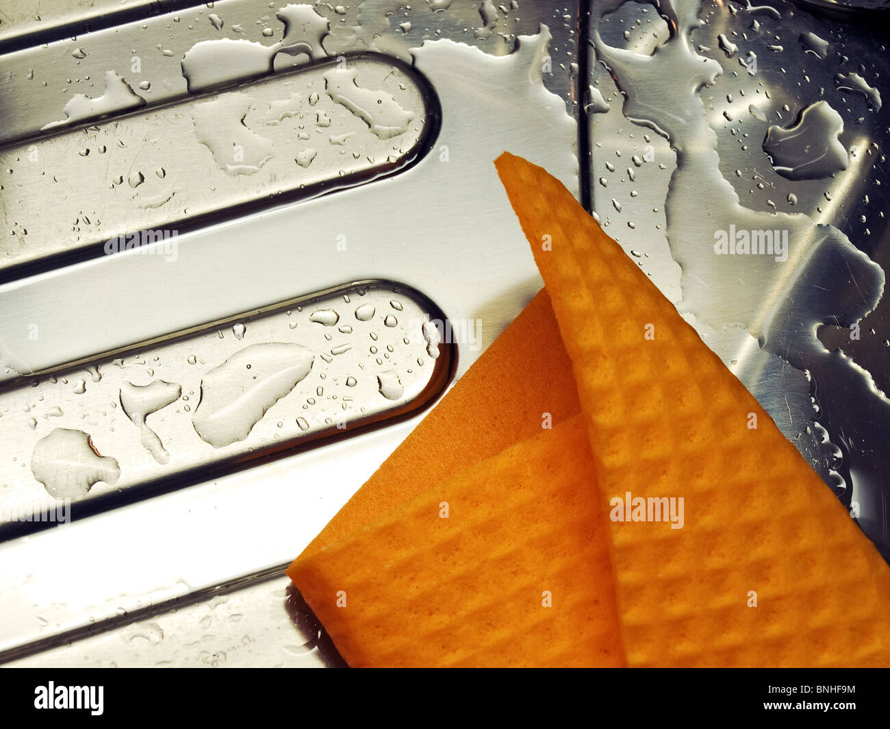 Vista dettagliata del dissipatore ad umido e panno per pulizia in cucina. Foto Stock