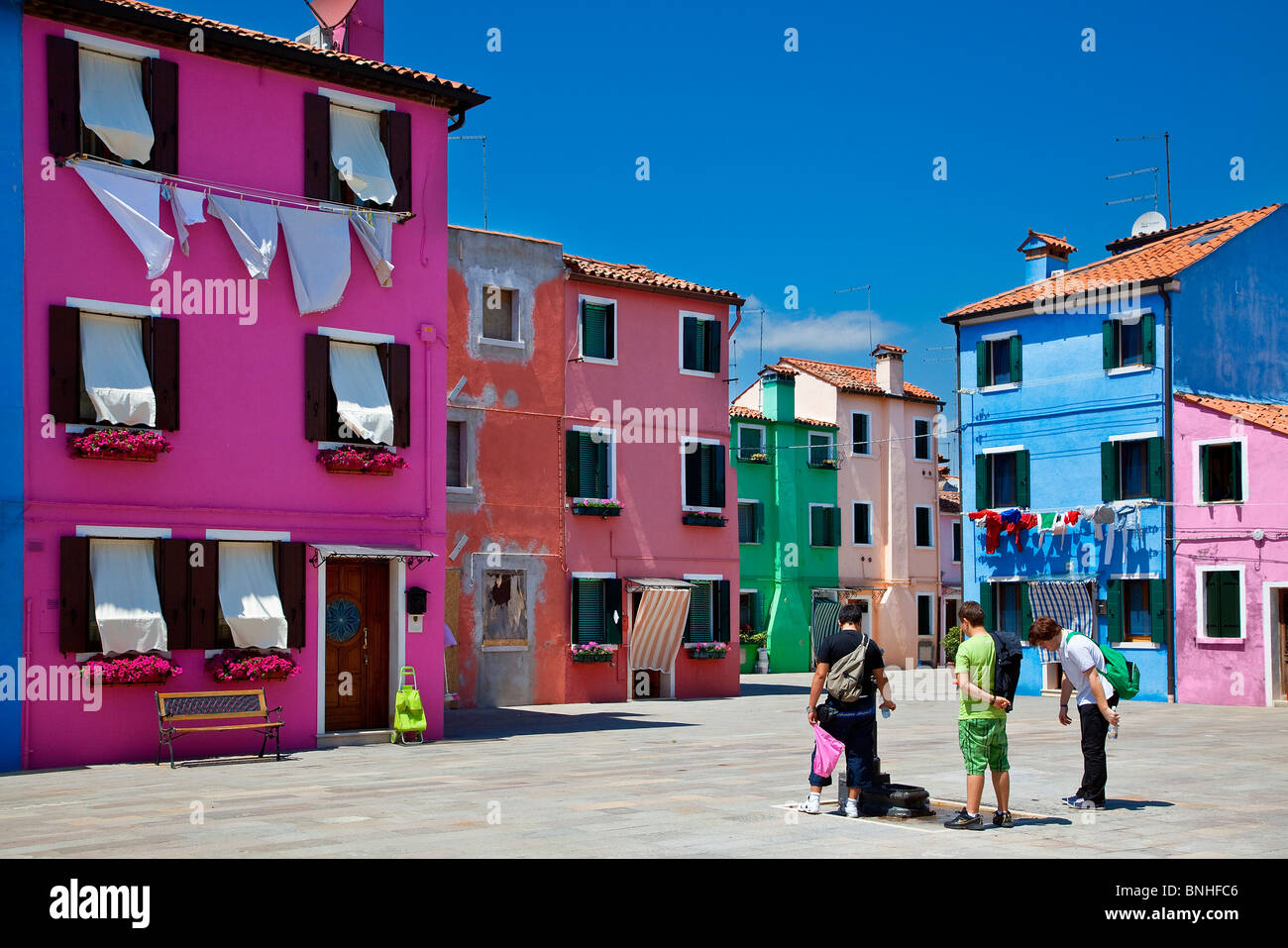 L'Europa, Italia, Venezia, Venezia, elencato come patrimonio mondiale dall' UNESCO, Burano, case colorate fodera Canal Foto Stock