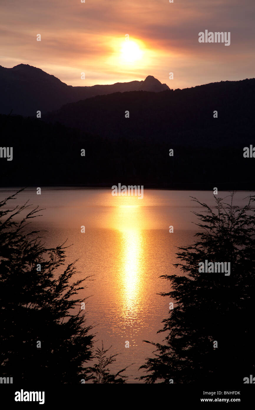 Tramonto sulla strada dei sette laghi a nord di Bariloche, Argentina Foto Stock