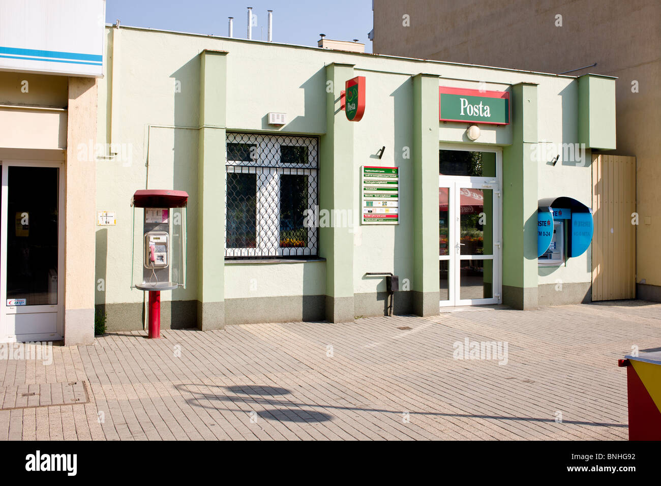 German Telekom cabina telefonica nella parte anteriore di un ungherese post office. Foto Stock