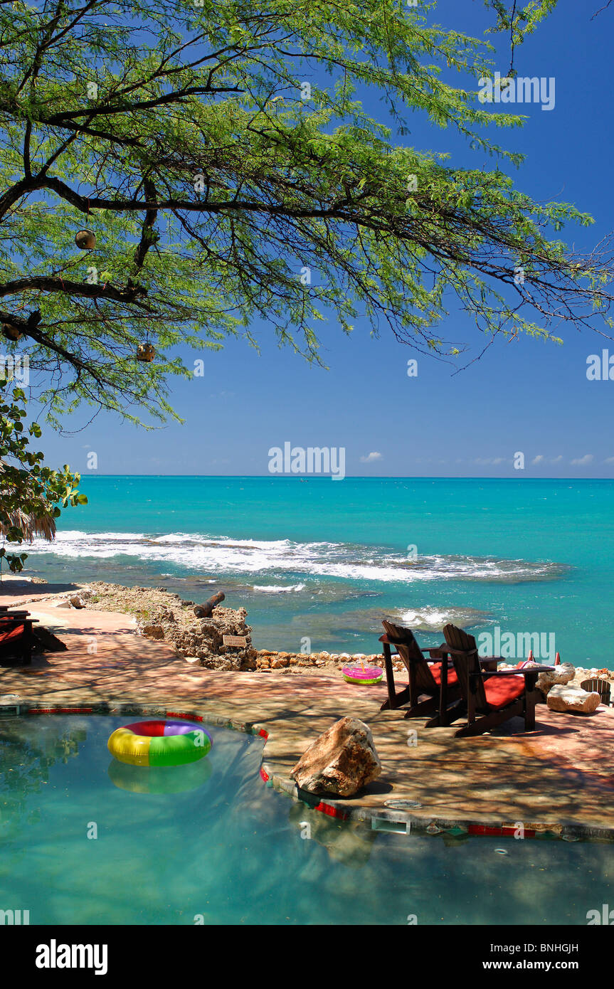 Caraibi Treasure Beach Giamaica Piscina Jake'S Hotel Calabash Bay Turismo turisti vacanze sedie terrazza vista mare Foto Stock
