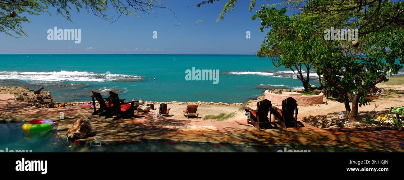 Caraibi Treasure Beach Giamaica Piscina Jake'S Hotel Calabash Bay Turismo turisti vacanze sedie terrazza vista mare Foto Stock