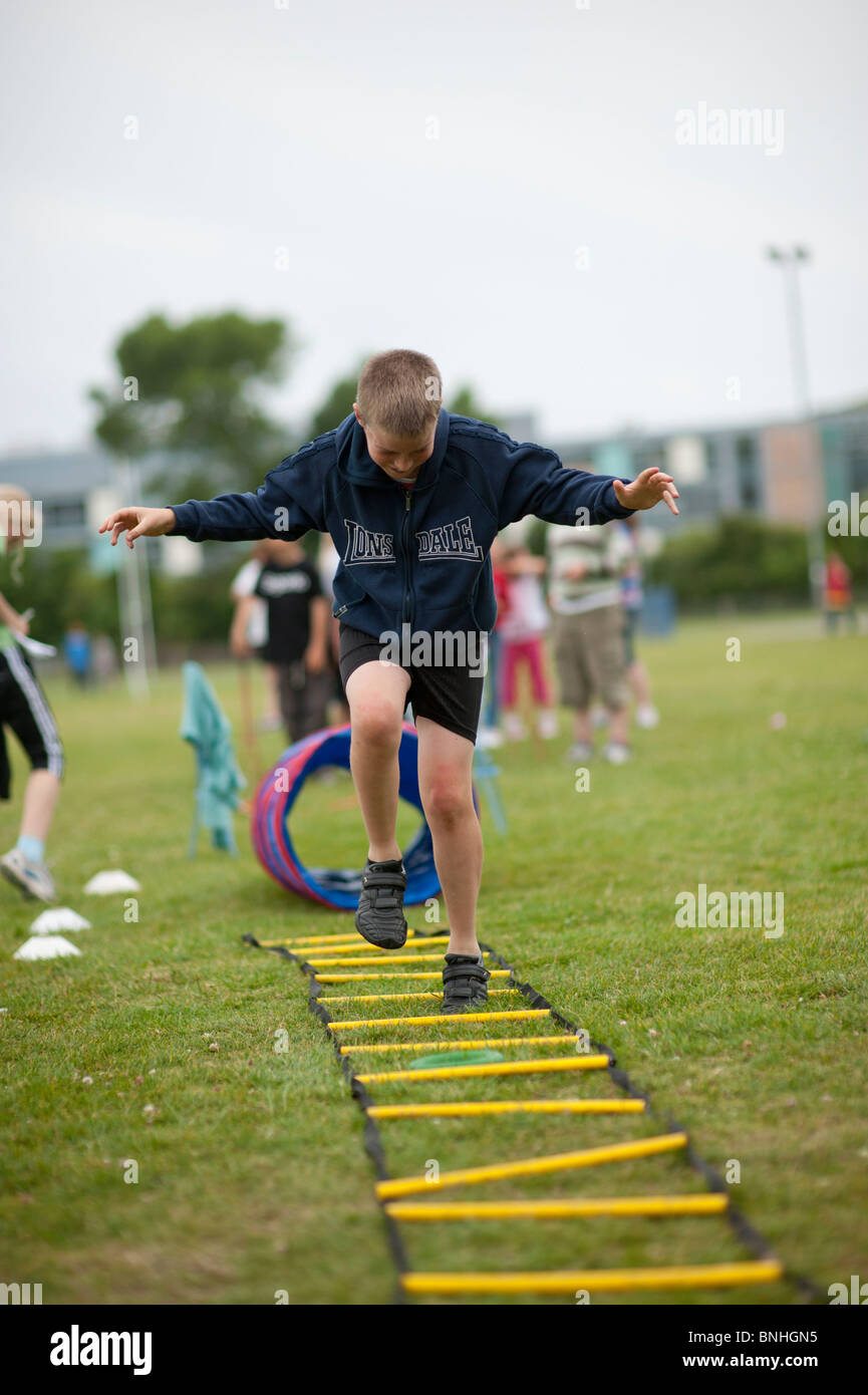 Una scuola primaria ragazzo sulla giornata di sport. Regno Unito Foto Stock