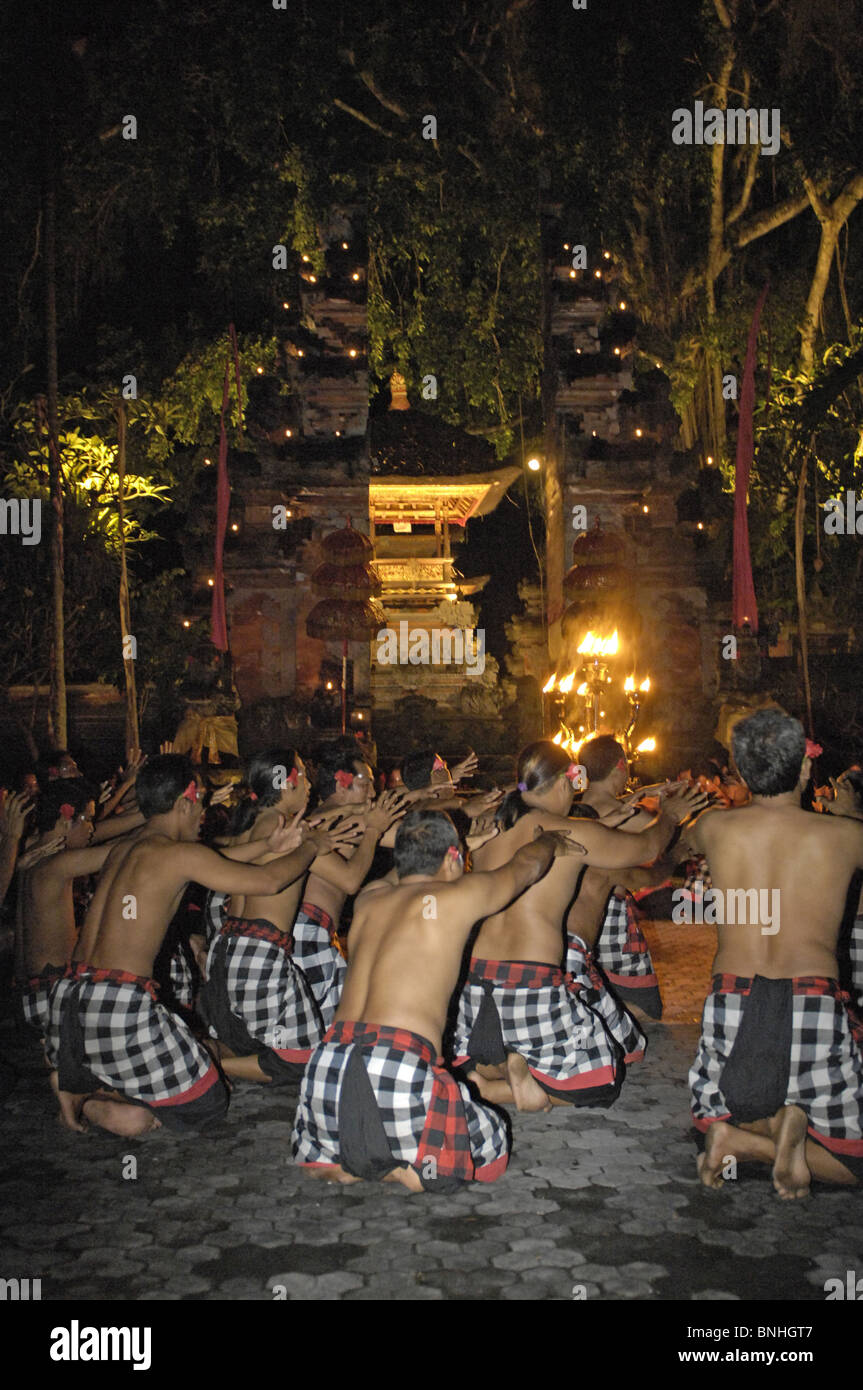 Bali Indonesia asia travel Location Ubud Kecak tradizione scimmia tradizionali balli di gruppo locale di persone locali fire Foto Stock