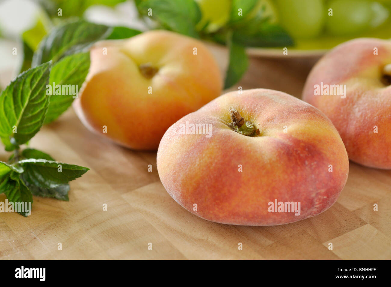 Piatto di pesche (Prunus persica var. platycarpa) Foto Stock