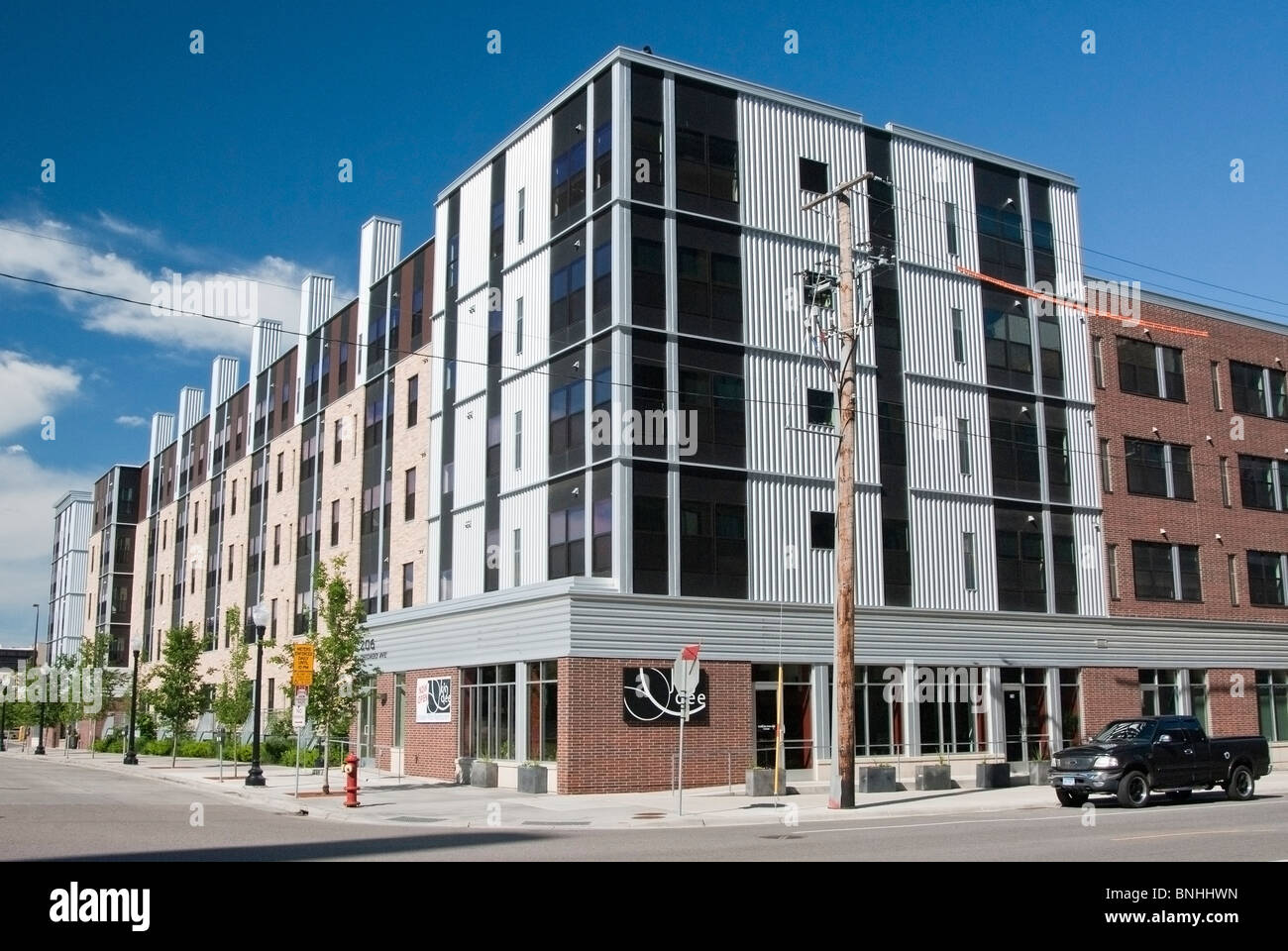Questo condominio edificio nel centro di Minneapolis offre un ristorante a livello della strada. Foto Stock