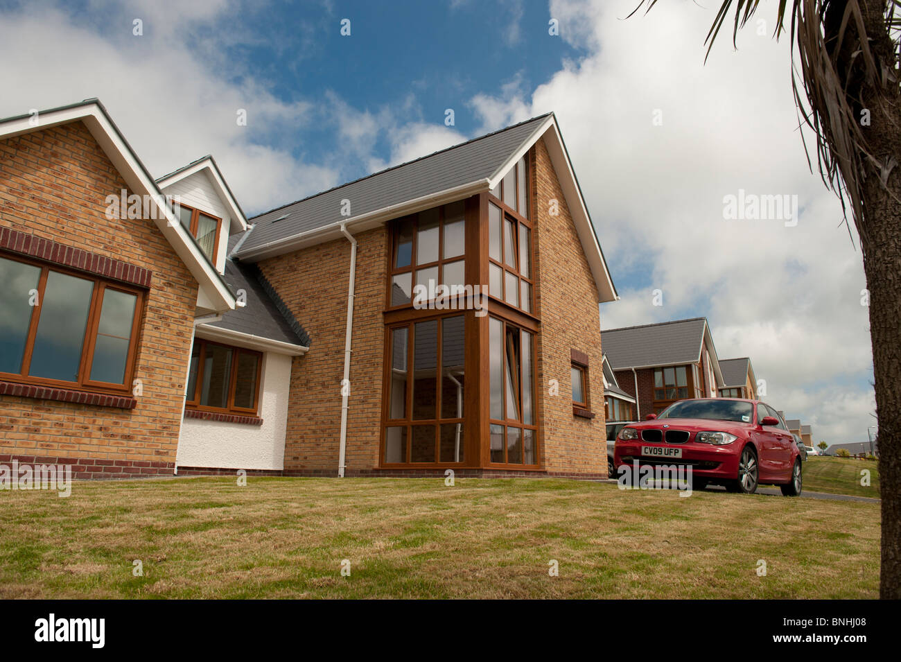 Staccato di executive homes su un alloggiamento privato station wagon, Aberystwyth Wales UK Foto Stock