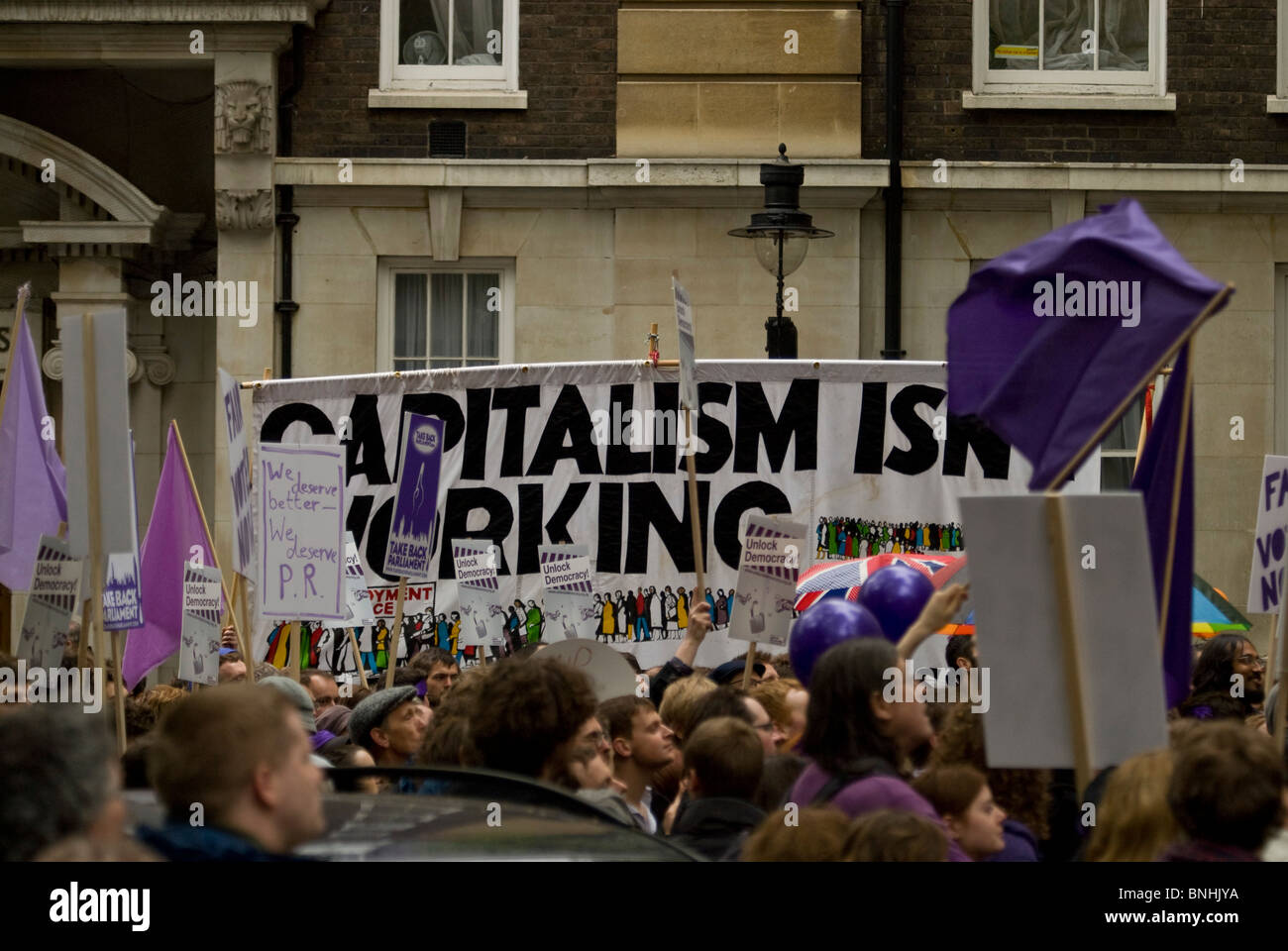 Fair voti dimostrazione "il capitalismo non è uno slogan di lavoro". Smith Square Londra durante il gruppo del Partito europeo dei liberali democratici trattative di coalizione Foto Stock