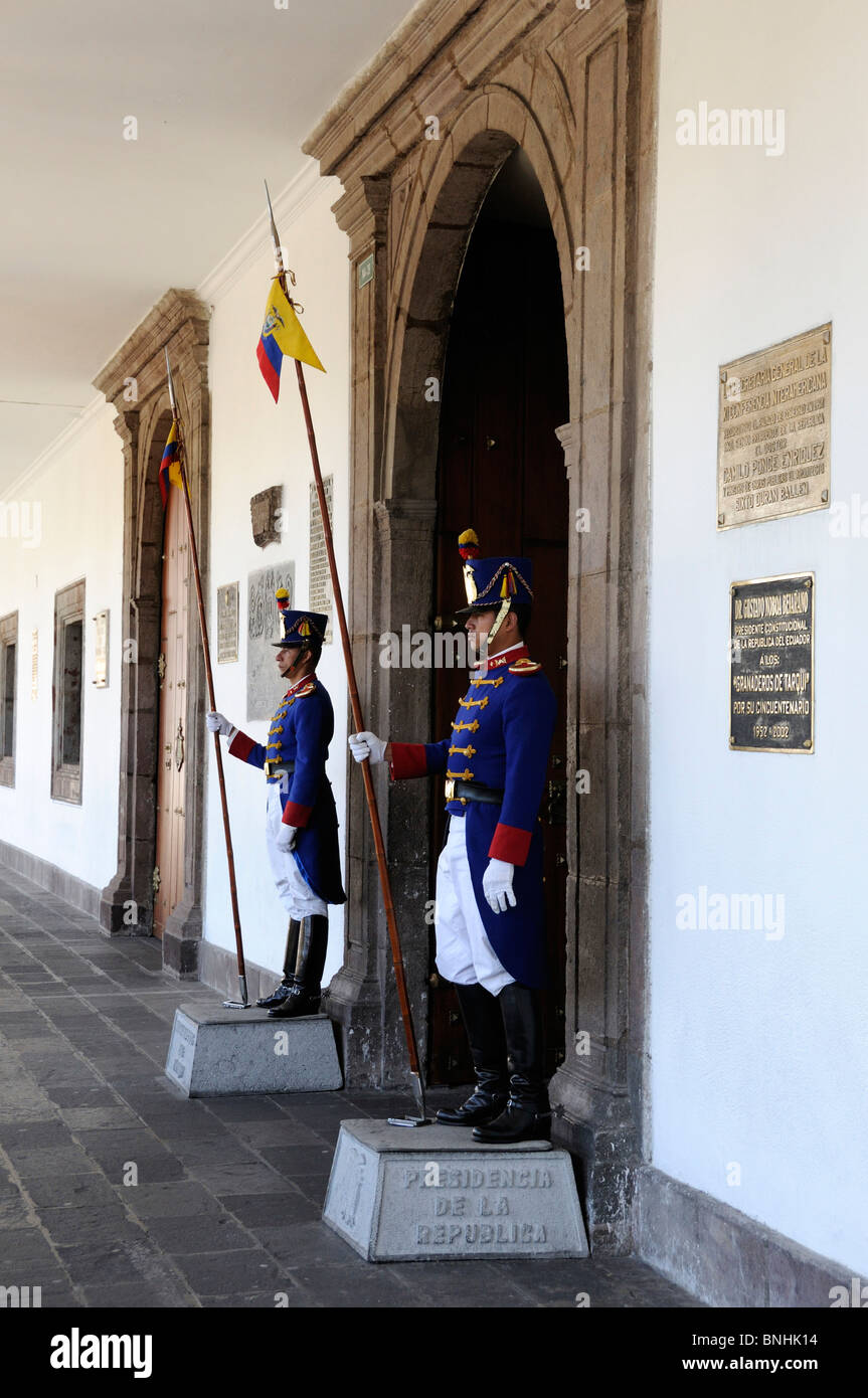 Ecuador guardie del palazzo presidenziale di vecchia città di Quito uomini di guardia ingresso uniformi costumi tradizionale formale Foto Stock