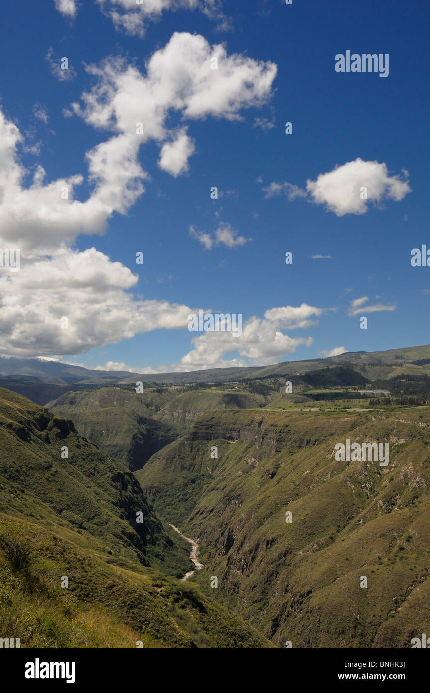 Ecuador Vulcano Cayambe montagne delle Ande valley canyon del fiume paesaggio paesaggio Foto Stock