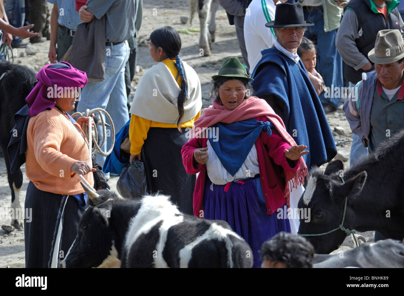 Ecuador Indio indigeni indios nativi americani nativi locali della popolazione locale al Mercato di Otavalo Otavalo città montagne delle Ande Foto Stock