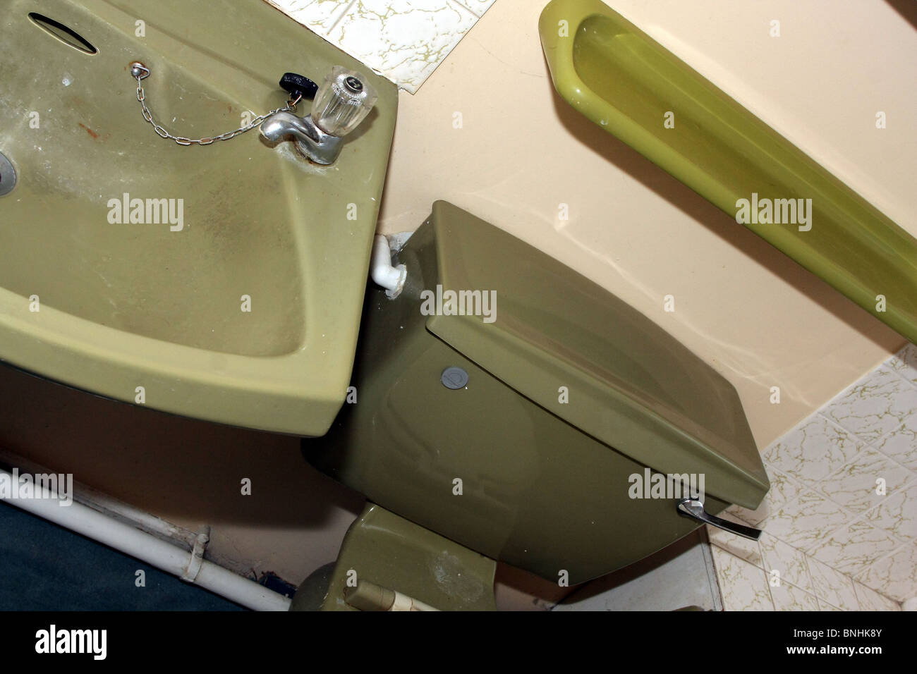 Avocado 1970 suite bagno in una tipica casa Inglese costruito negli anni settanta. DIY progetto di aggiornamento Foto Stock