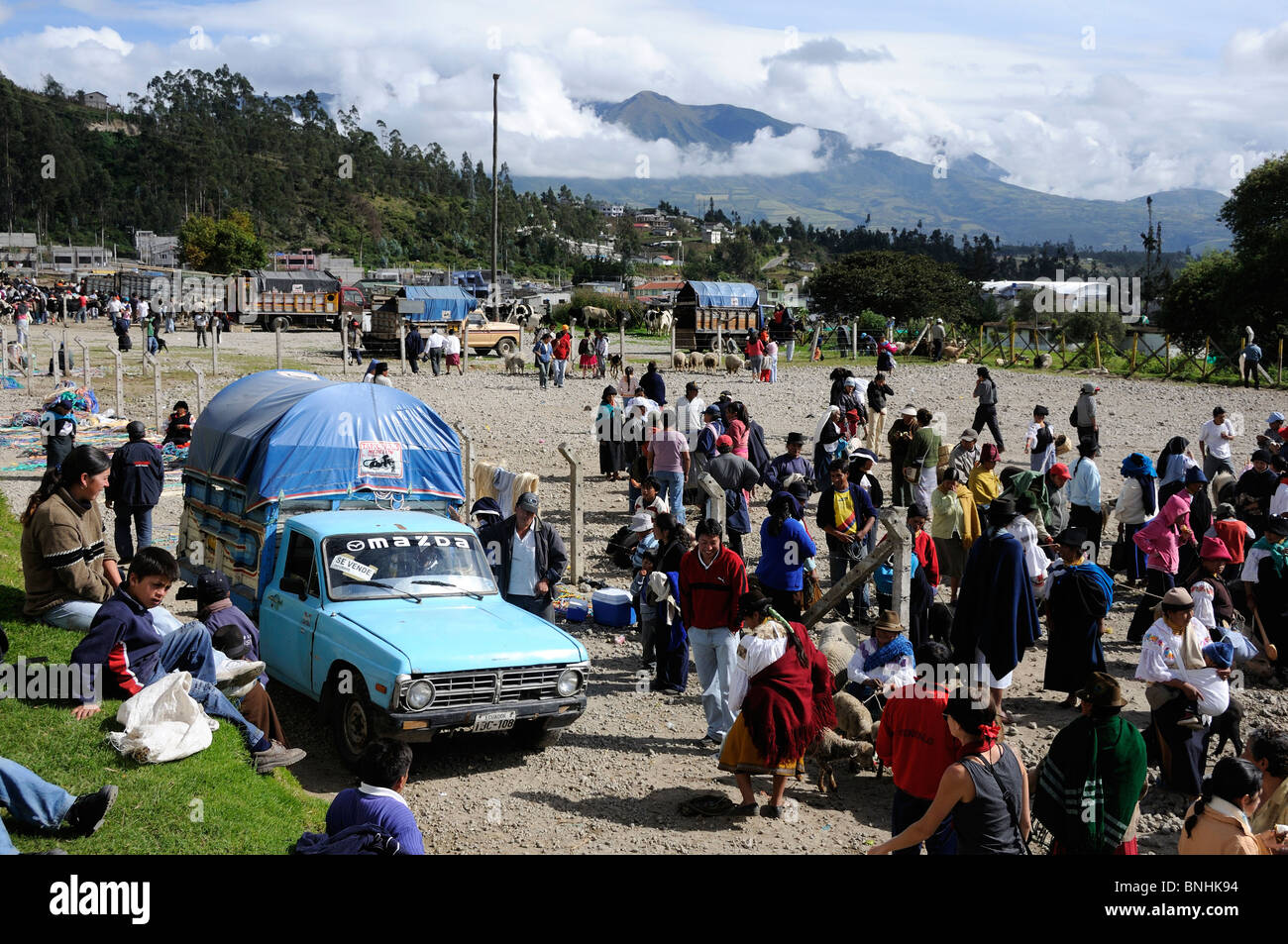 Ecuador Indio indigeni indios nativi americani nativi locali della popolazione locale al Mercato di Otavalo città di Otavalo Otavalo Ande Foto Stock