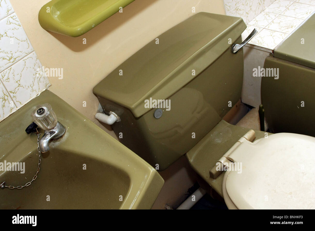 Avocado 1970 suite bagno in una tipica casa Inglese costruito negli anni settanta. DIY progetto di aggiornamento Foto Stock