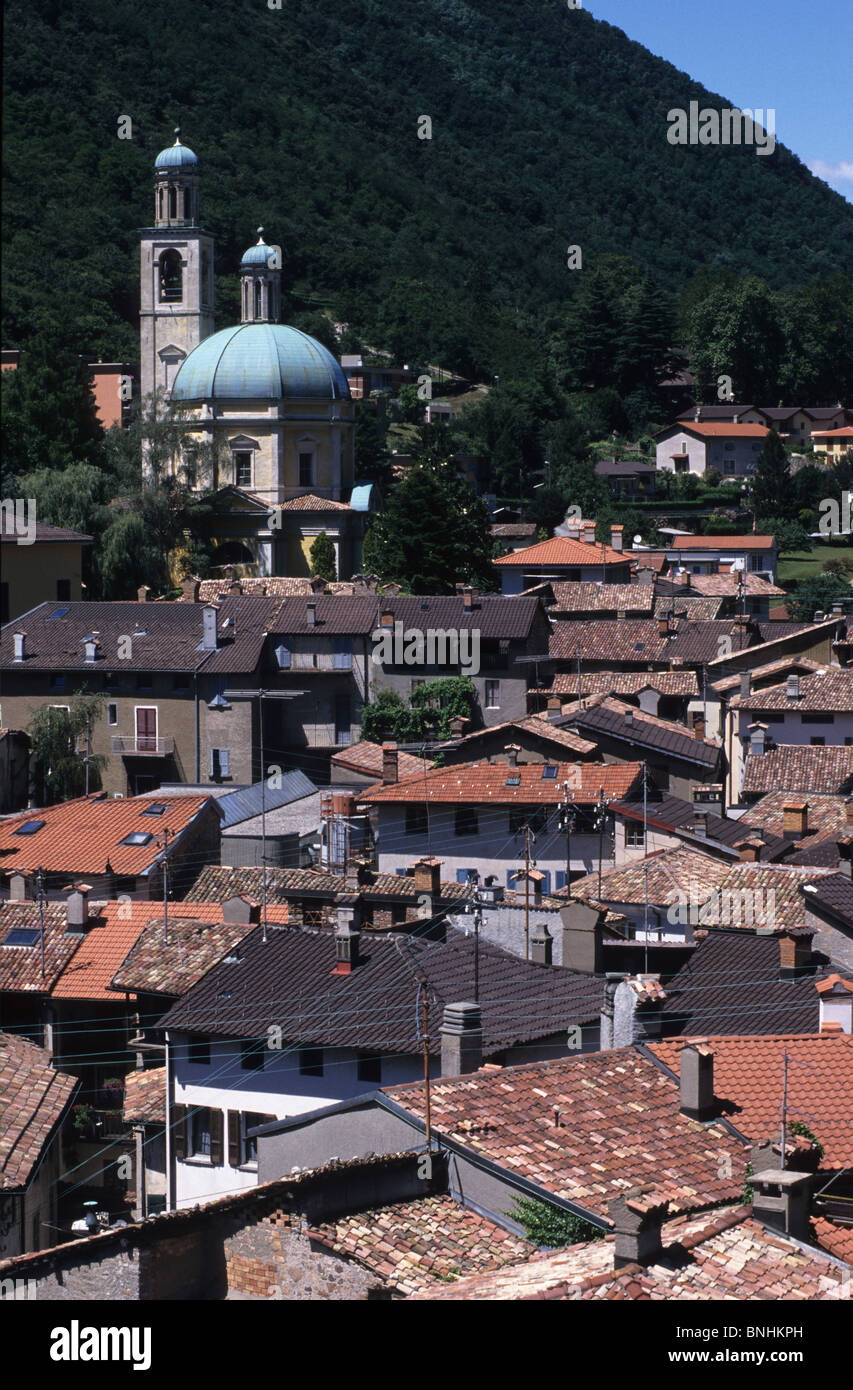 Svizzera Canton Ticino Riva San Vitale la chiesa della Santa Croce sul Lago  di Lugano, tetti villaggio chiesa montagne Foto stock - Alamy