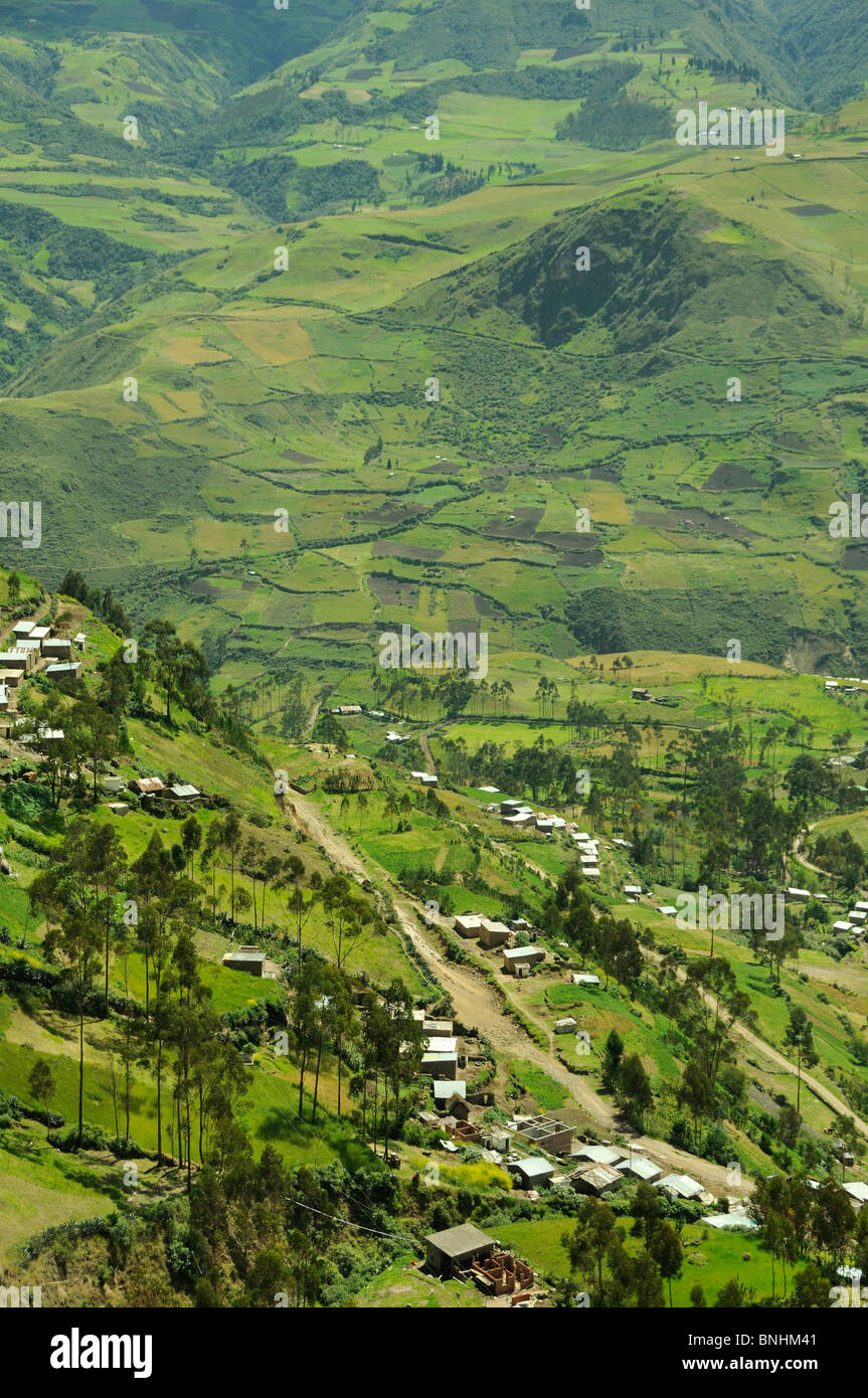 Ecuador Ande montagne vicino Alousi case di villaggio verde paesaggio di campi Foto Stock