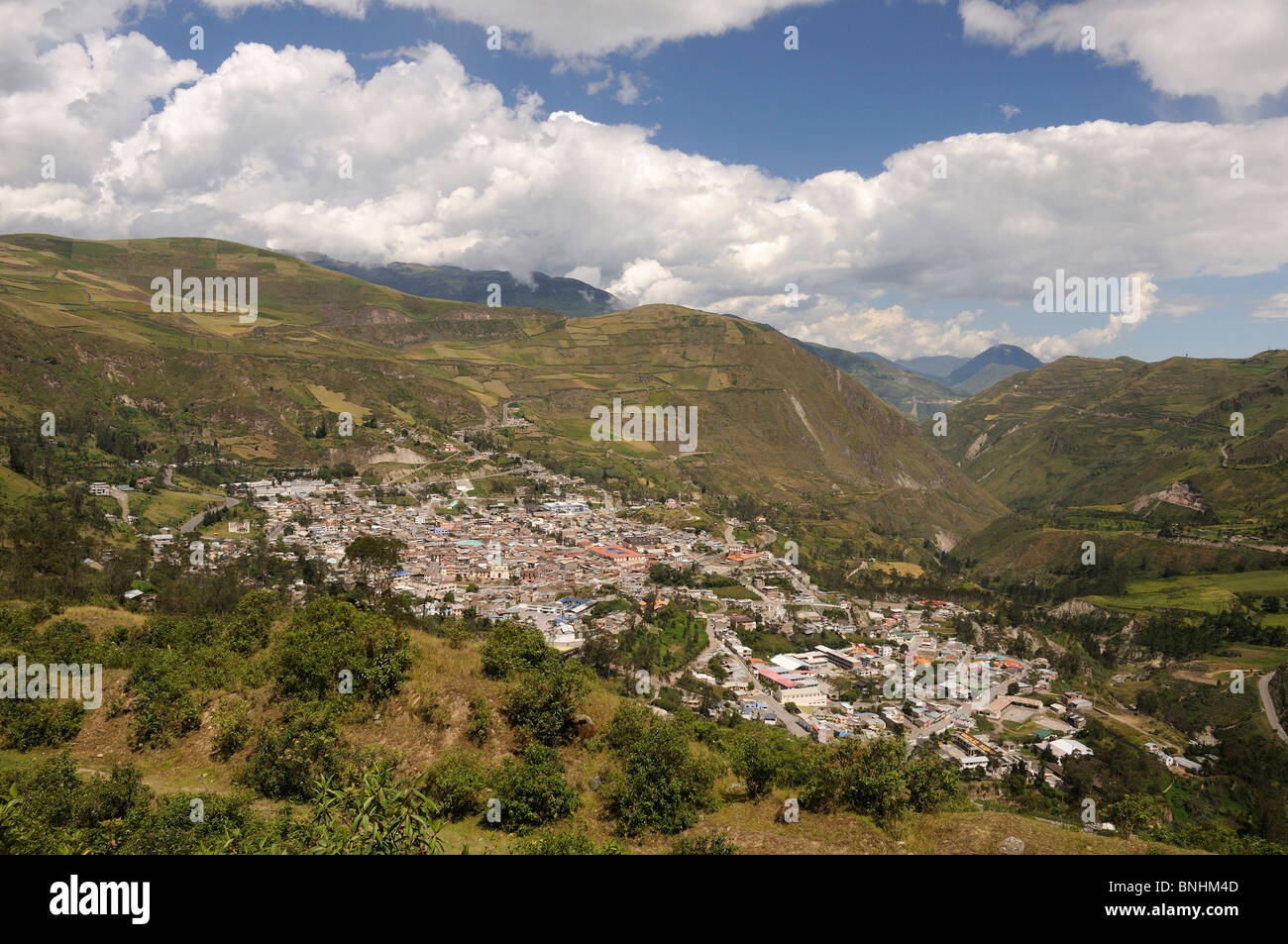 Ecuador Ande montagne vicino Alousi case di villaggio verde paesaggio di campi Foto Stock