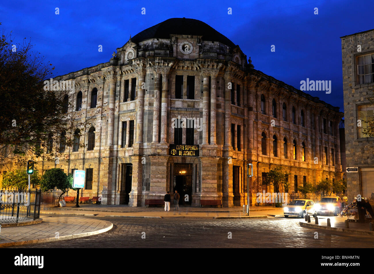 Ecuador corte suprema Cuenca edificio cittadino di notte le luci di giustizia Foto Stock