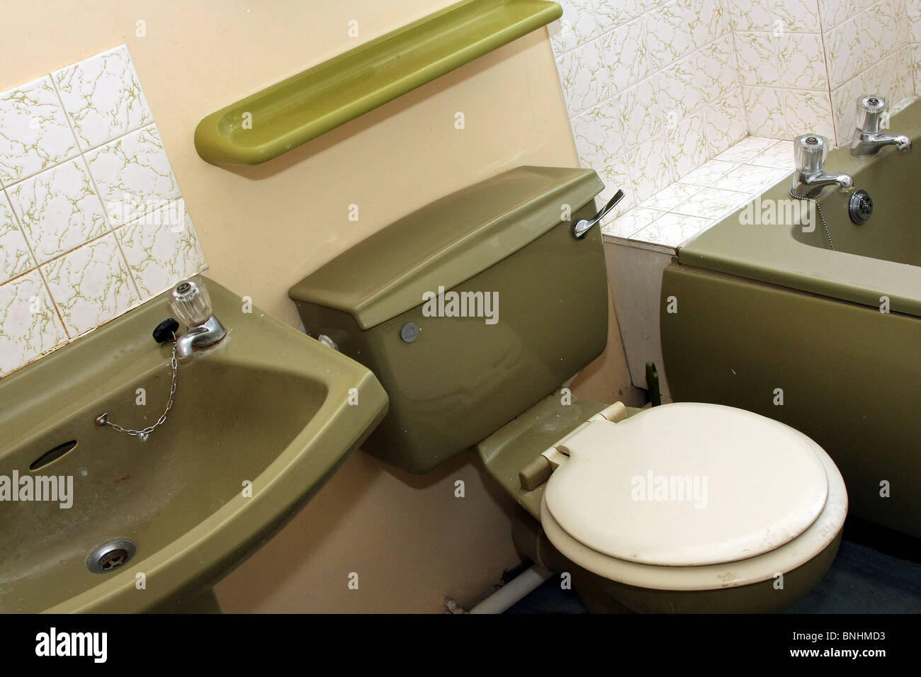 Avocado 1970 suite bagno in una tipica casa Inglese costruito negli anni settanta. DIY progetto di aggiornamento Foto Stock