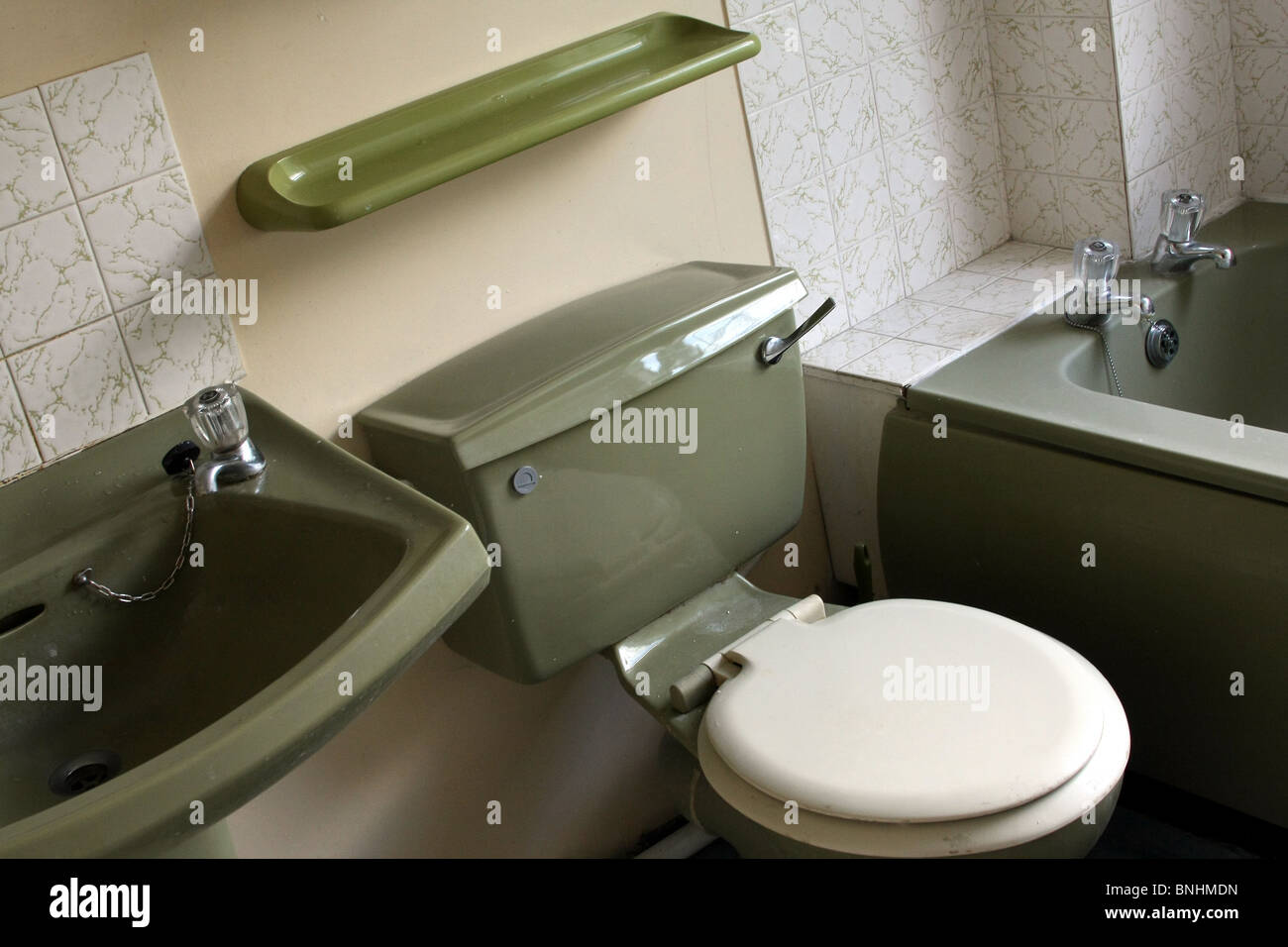 Avocado 1970 suite bagno in una tipica casa Inglese costruito negli anni settanta. DIY progetto di aggiornamento Foto Stock