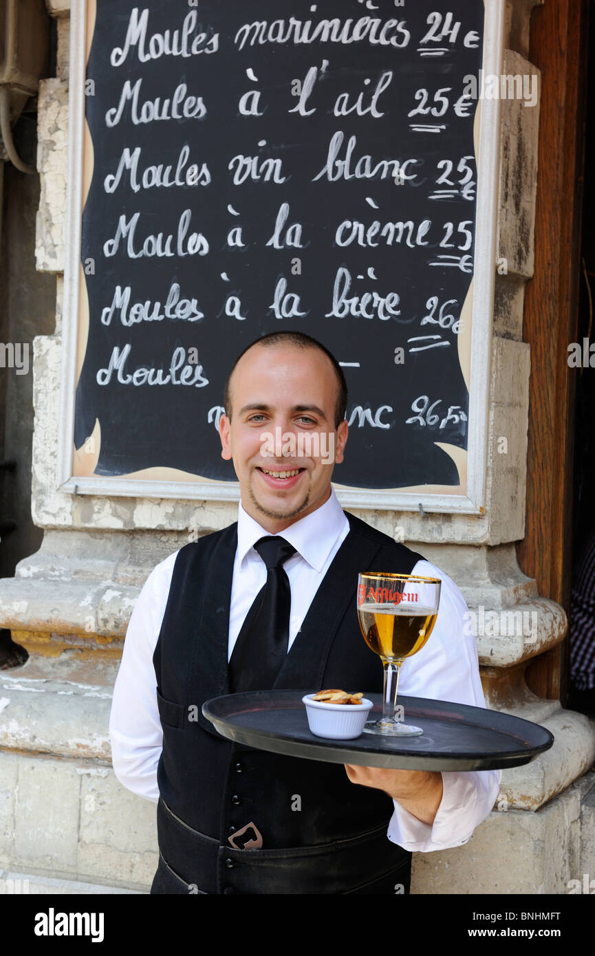 Il Barman nella piazza centrale di Bruxelles piatti di cozze su chalk board birra la Grand Place Grote Markt Foto Stock