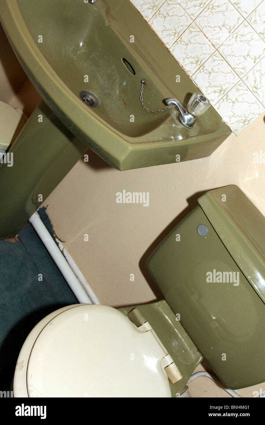 Avocado 1970 suite bagno in una tipica casa Inglese costruito negli anni settanta. DIY progetto di aggiornamento Foto Stock