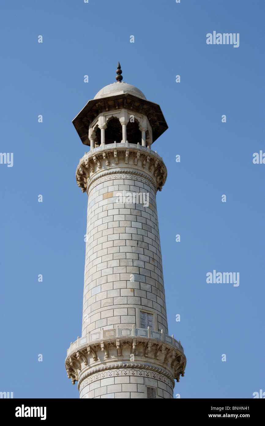 Vista del pilastro e la torre di guardia vicino al lato del Taj Mahal Foto Stock