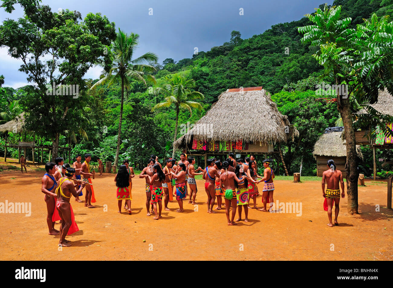 Panama Embera persone Villaggio Indiano Indio indigeni indios nativi americani nativi locali local Parque Chagres nazionale Foto Stock