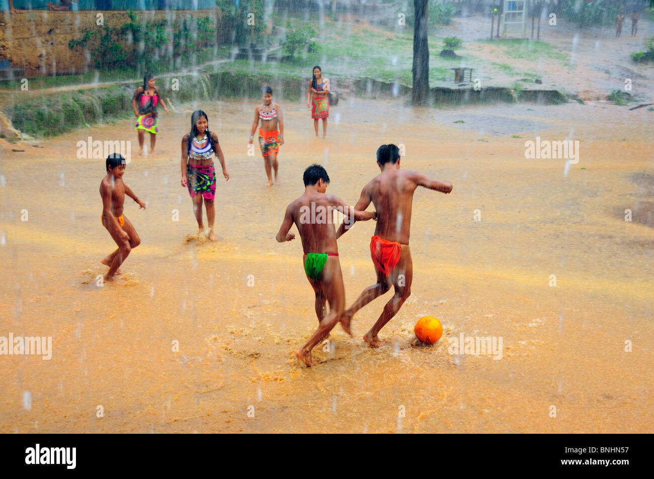 Panama Embera persone Villaggio Indiano Indio indigeni indios nativi americani nativi locali local Parque Chagres nazionale Foto Stock