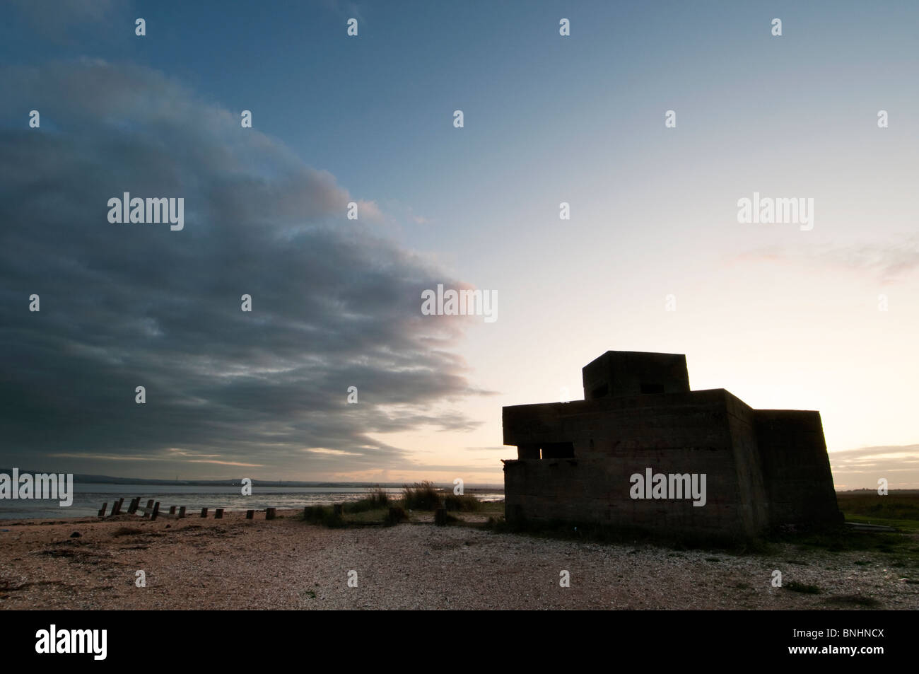 WWII block-house, Swale Riserva Naturale Nazionale, tramonto, Isle of Sheppey, Kent, Inghilterra. Foto Stock