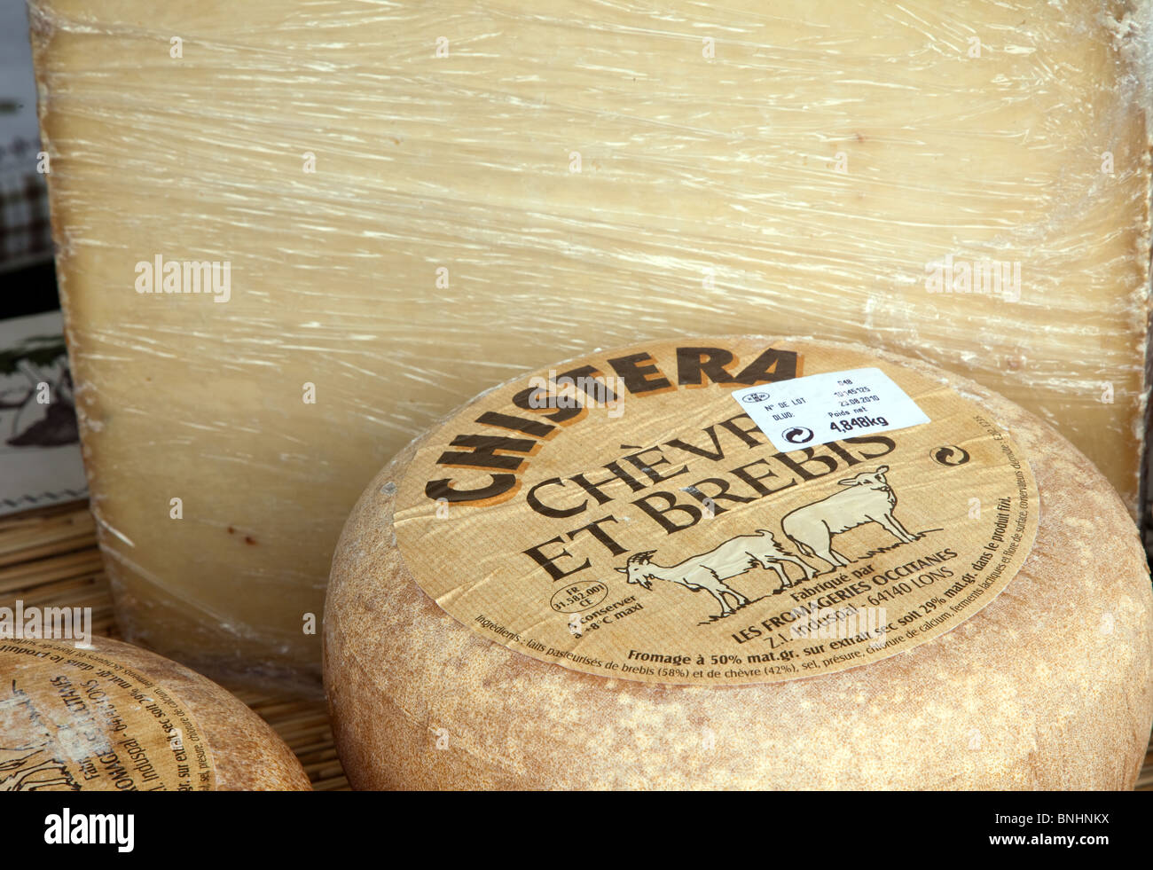 Selezione di formaggio Chistera autentico, Chevre et Brebis, per la vendita al mercato continentale fatto nella zona basca dal latte di pecora puro. Foto Stock