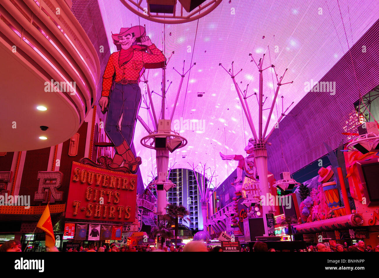 Stati Uniti d'America Fremont Street Downtown Las Vegas Nevada segno segni cowboy luci coperta mostra casinos illuminazione notturna Foto Stock