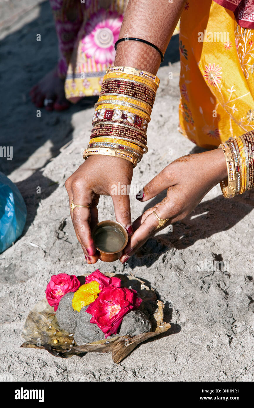 Indian sposa fare una offerta rituale (puja). Fiume Gange. Di Allahabad. India Foto Stock