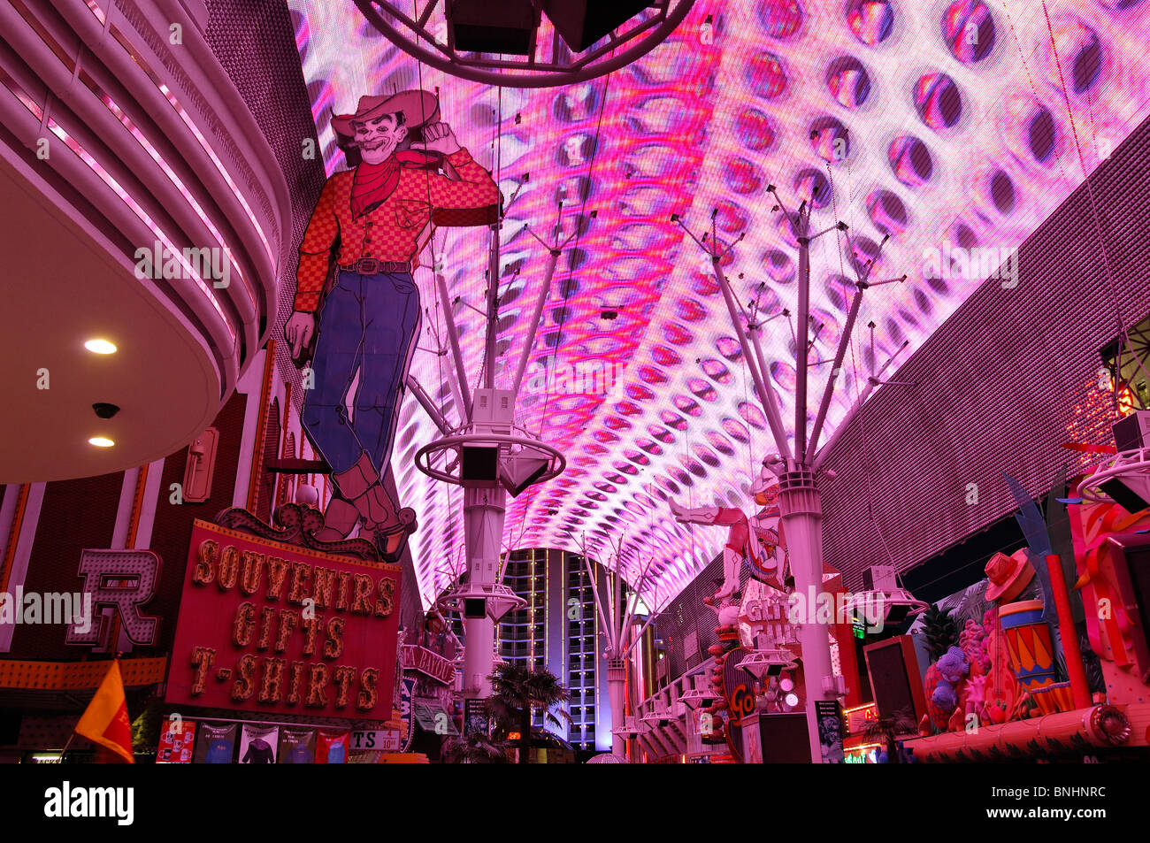 Stati Uniti d'America Fremont Street Downtown Las Vegas Nevada segno segni cowboy luci coperta mostra casinos illuminazione notturna Foto Stock